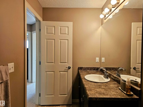 29 1404 Hermitage Road, Edmonton, AB - Indoor Photo Showing Bathroom