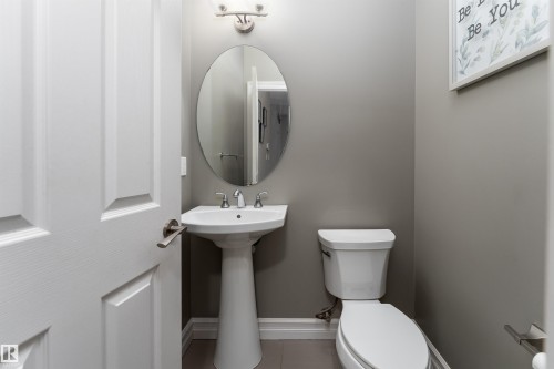 15863 10 Avenue, Edmonton, AB - Indoor Photo Showing Bathroom