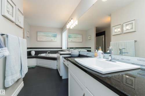 16754 122A Street, Edmonton, AB - Indoor Photo Showing Bathroom