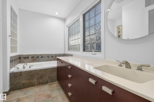 7814 Buena Vista Road, Edmonton, AB - Indoor Photo Showing Bathroom