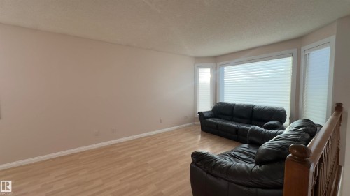 13085 39 Street, Edmonton, AB - Indoor Photo Showing Living Room