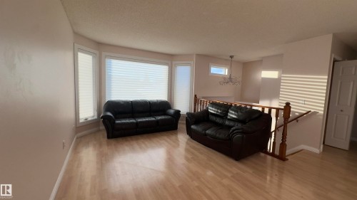 13085 39 Street, Edmonton, AB - Indoor Photo Showing Living Room