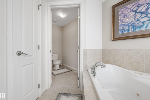 20524 58 Avenue, Edmonton, AB - Indoor Photo Showing Bathroom