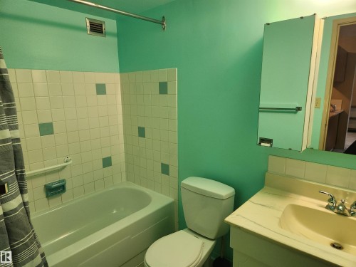 Edmonton, AB - Indoor Photo Showing Bathroom