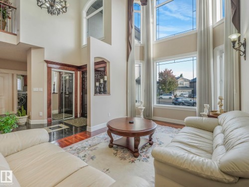 6911 17 Avenue, Edmonton, AB - Indoor Photo Showing Living Room
