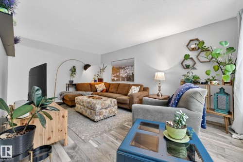 Living room featuring wood finished floors - 7 Grandview Ridge, St. Albert, AB - Indoor Photo Showing Living Room