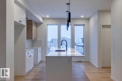 467 33 Street, Edmonton, AB - Indoor Photo Showing Kitchen