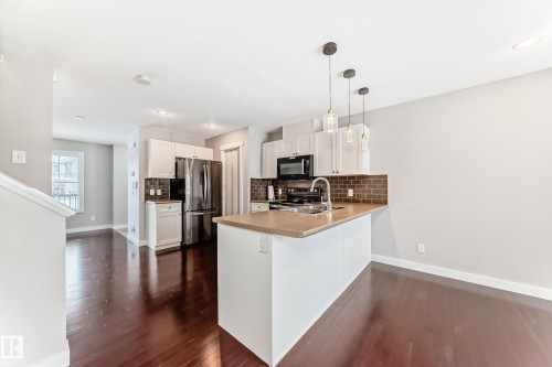 512 Chappelle Drive, Edmonton, AB - Indoor Photo Showing Kitchen