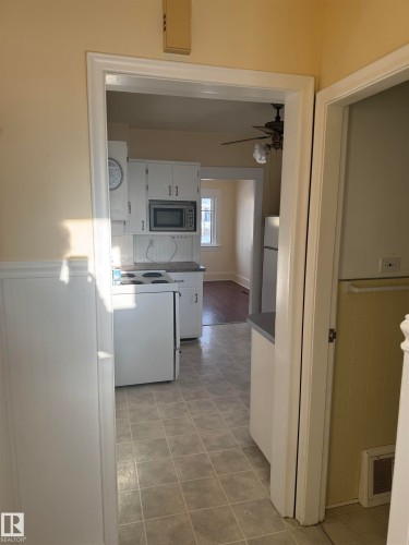 5209 49 Avenue, Vegreville, AB - Indoor Photo Showing Kitchen