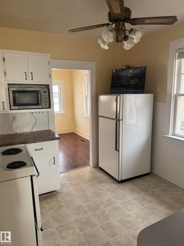5209 49 Avenue, Vegreville, AB - Indoor Photo Showing Kitchen