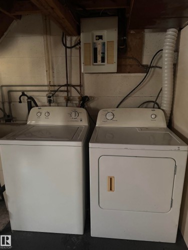 5209 49 Avenue, Vegreville, AB - Indoor Photo Showing Laundry Room
