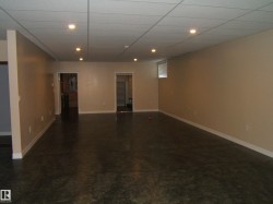 Empty room with a drop ceiling and recessed lighting - 