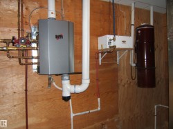 Utility room with water heater and a central vacuum unit - 