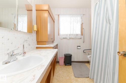 5406 48 Street, Stony Plain, AB - Indoor Photo Showing Bathroom