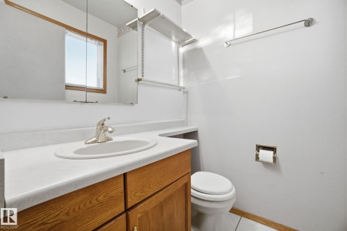 6723 40 Avenue, Edmonton, AB - Indoor Photo Showing Bathroom