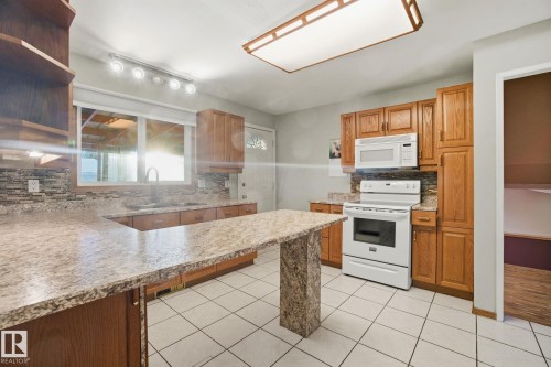 6723 40 Avenue, Edmonton, AB - Indoor Photo Showing Kitchen