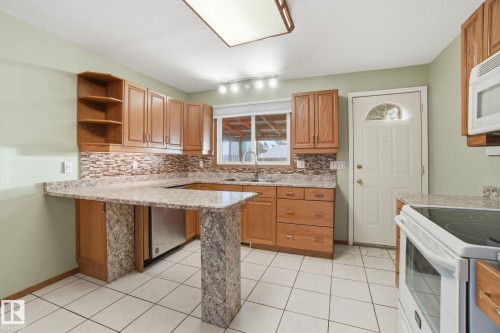 6723 40 Avenue, Edmonton, AB - Indoor Photo Showing Kitchen