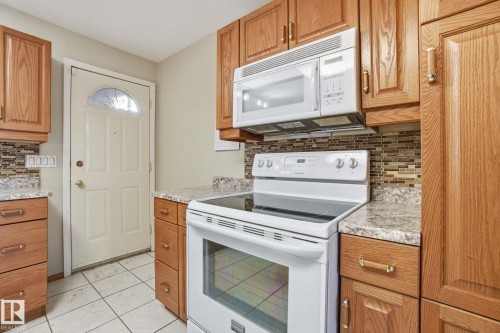6723 40 Avenue, Edmonton, AB - Indoor Photo Showing Kitchen