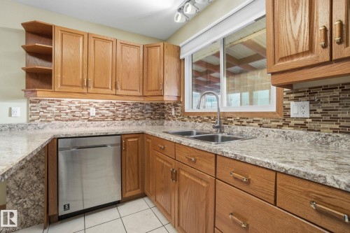 6723 40 Avenue, Edmonton, AB - Indoor Photo Showing Kitchen With Double Sink
