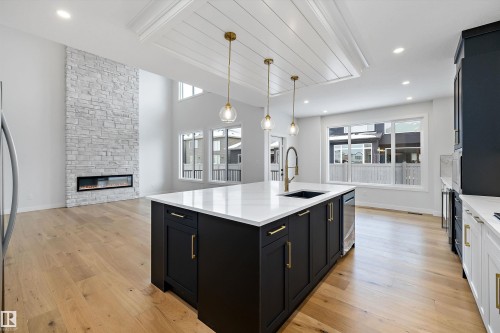 6872 Knox Loop Sw, Edmonton, AB - Indoor Photo Showing Kitchen With Upgraded Kitchen