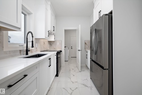 6872 Knox Loop Sw, Edmonton, AB - Indoor Photo Showing Kitchen With Upgraded Kitchen