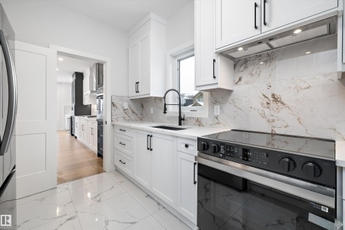 6872 Knox Loop Sw, Edmonton, AB - Indoor Photo Showing Kitchen With Upgraded Kitchen