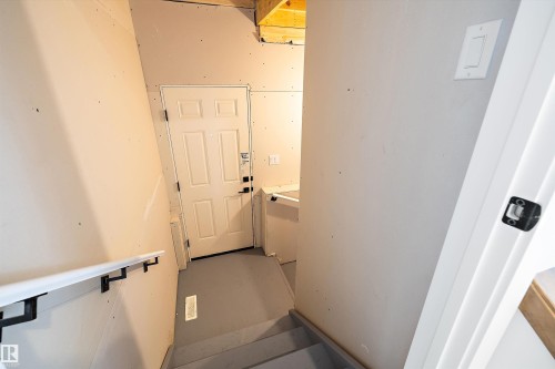 6872 Knox Loop Sw, Edmonton, AB - Indoor Photo Showing Other Room