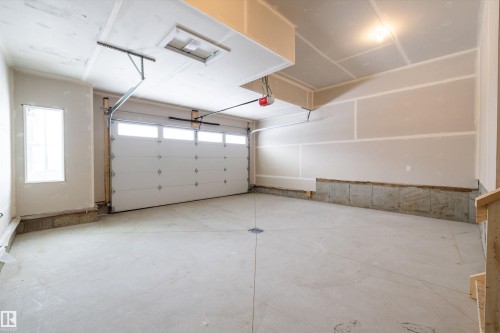 6872 Knox Loop Sw, Edmonton, AB - Indoor Photo Showing Garage