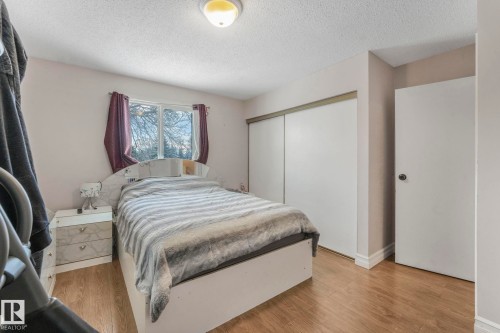 11811 32A Avenue, Edmonton, AB - Indoor Photo Showing Bedroom