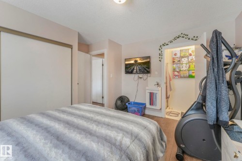 11811 32A Avenue, Edmonton, AB - Indoor Photo Showing Bedroom