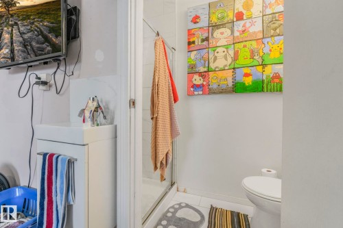 11811 32A Avenue, Edmonton, AB - Indoor Photo Showing Bathroom