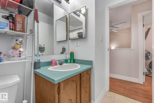11811 32A Avenue, Edmonton, AB - Indoor Photo Showing Bathroom