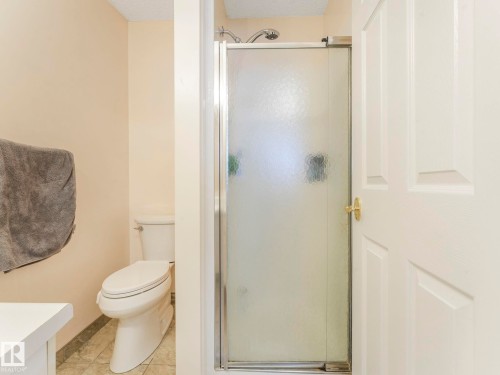 6115 157 Avenue Nw, Edmonton, AB - Indoor Photo Showing Bathroom