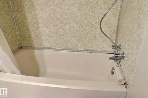 2 Willowdale Drive, Edmonton, AB - Indoor Photo Showing Bathroom