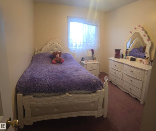 16815 91 Street, Edmonton, AB - Indoor Photo Showing Bedroom