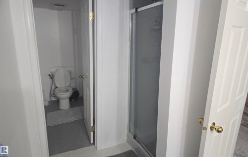 16815 91 Street, Edmonton, AB - Indoor Photo Showing Bathroom