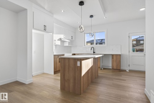 128 Pierwyck Loop, Spruce Grove, AB - Indoor Photo Showing Kitchen With Upgraded Kitchen