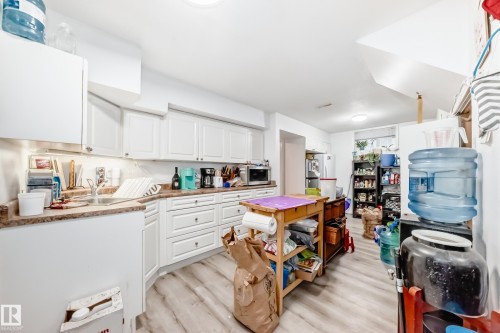 9126 152 St, Edmonton, AB - Indoor Photo Showing Kitchen With Upgraded Kitchen