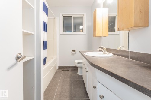 13524 66 Street, Edmonton, AB - Indoor Photo Showing Bathroom