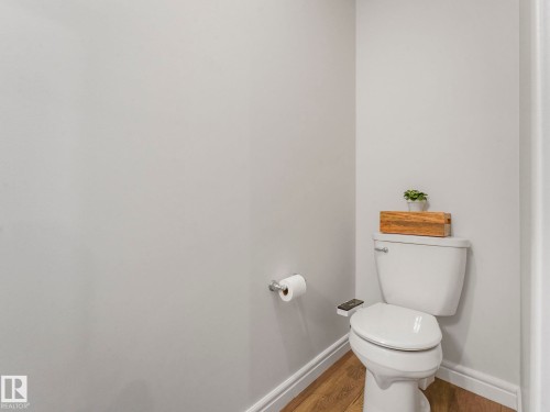 4447 Kinsella Green, Edmonton, AB - Indoor Photo Showing Bathroom