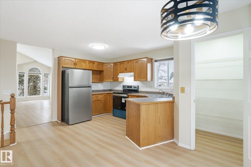 1187 Potter Greens Drive, Edmonton, AB - Indoor Photo Showing Kitchen