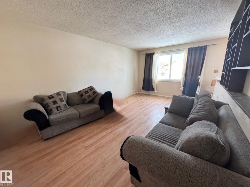 4204 42 Avenue, Stony Plain, AB - Indoor Photo Showing Living Room