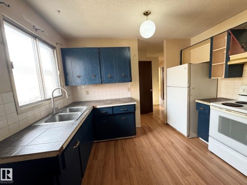 4204 42 Avenue, Stony Plain, AB - Indoor Photo Showing Kitchen With Double Sink
