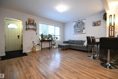 11622 123 Street, Edmonton, AB - Indoor Photo Showing Living Room