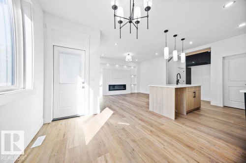 207 39 Avenue, Edmonton, AB - Indoor Photo Showing Other Room