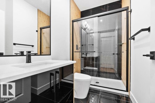 207 39 Avenue, Edmonton, AB - Indoor Photo Showing Bathroom