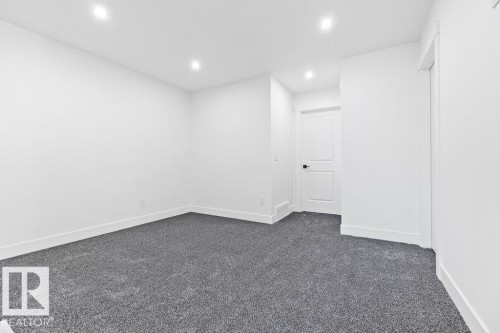 207 39 Avenue, Edmonton, AB - Indoor Photo Showing Other Room