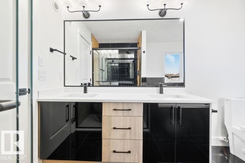 207 39 Avenue, Edmonton, AB - Indoor Photo Showing Bathroom