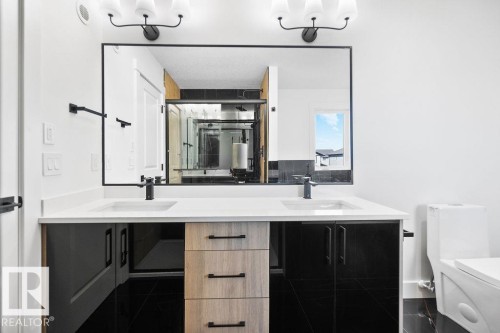 207 39 Avenue, Edmonton, AB - Indoor Photo Showing Bathroom