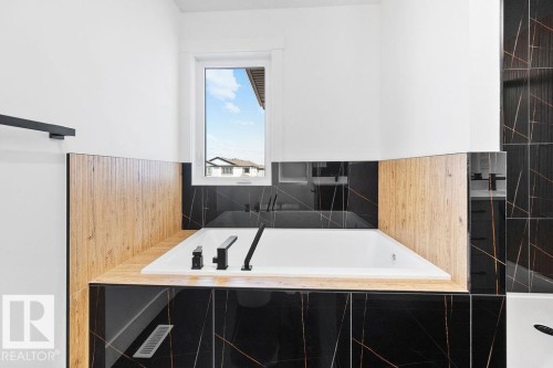 207 39 Avenue, Edmonton, AB - Indoor Photo Showing Bathroom